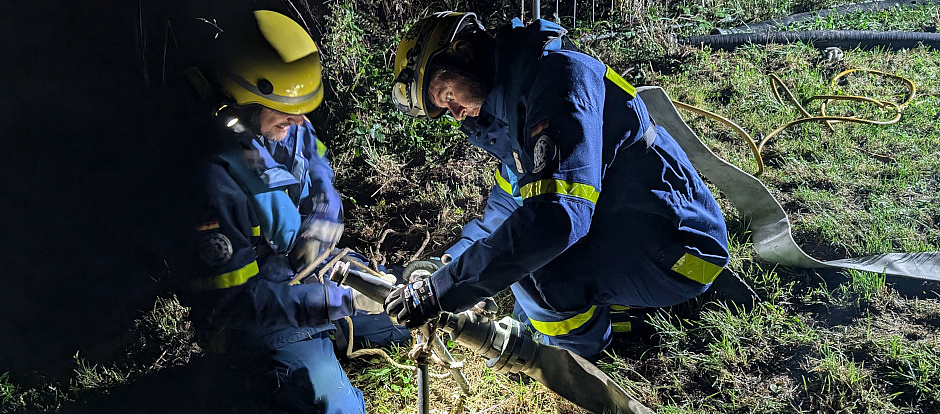 Am Russenweiher in Speyer kam es gestern zu einem Großeinsatz, nachdem hunderte Fische tot oder nach Luft schnappend entdeckt wurden. Feuerwehr und THW arbeiteten Hand in Hand, um das Wasser mit Sauerstoff anzureichern und die verbleibenden Fische zu retten. Dank des schnellen Einsatzes zeigten die Maßnahmen bald Wirkung.